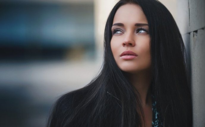 Очаровательная женщина иностранка на фото