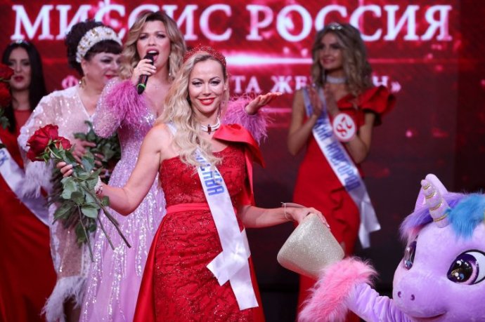 Популярная очаровательная женщина активист на фото