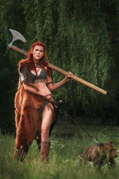 Рыжеватая очаровательная женщина викинг на фото