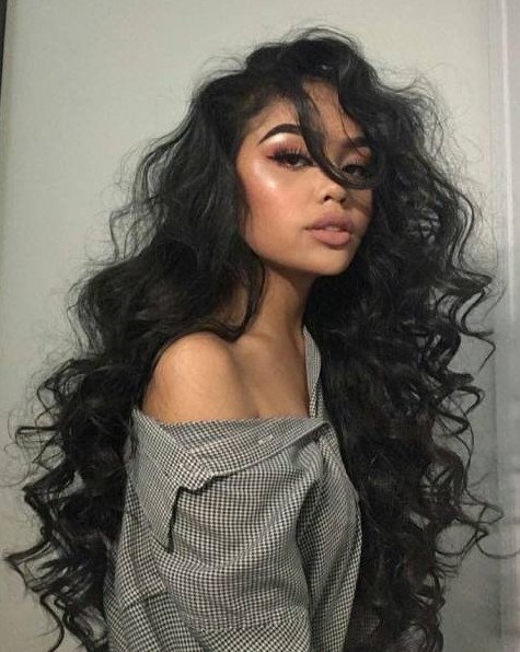 Темная смелая очаровательная женщина на фото