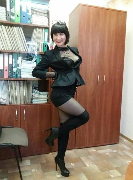 Взрослая очаровательная женщина в чулках на фото