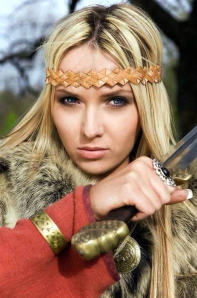 Замужняя очаровательная женщина у скандинавов на фото