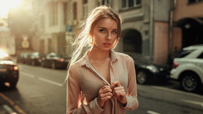 Халатная красивая девушка