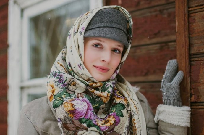 Красивая девушка деревенская в платке