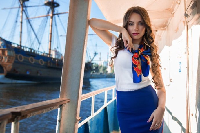 Красивая девушка на палубе