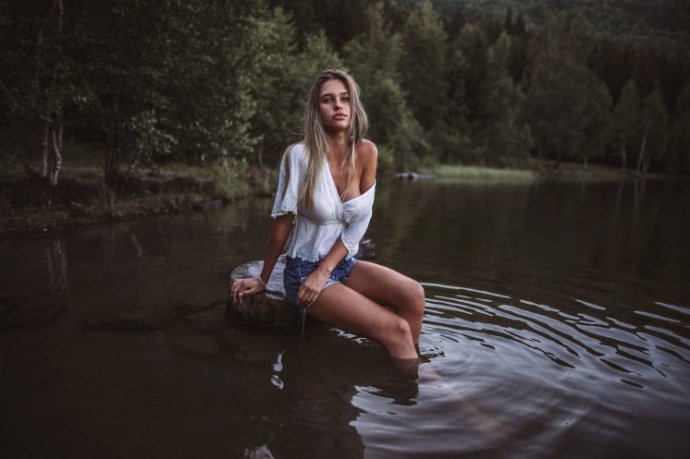 Обнажённые женщины на реке