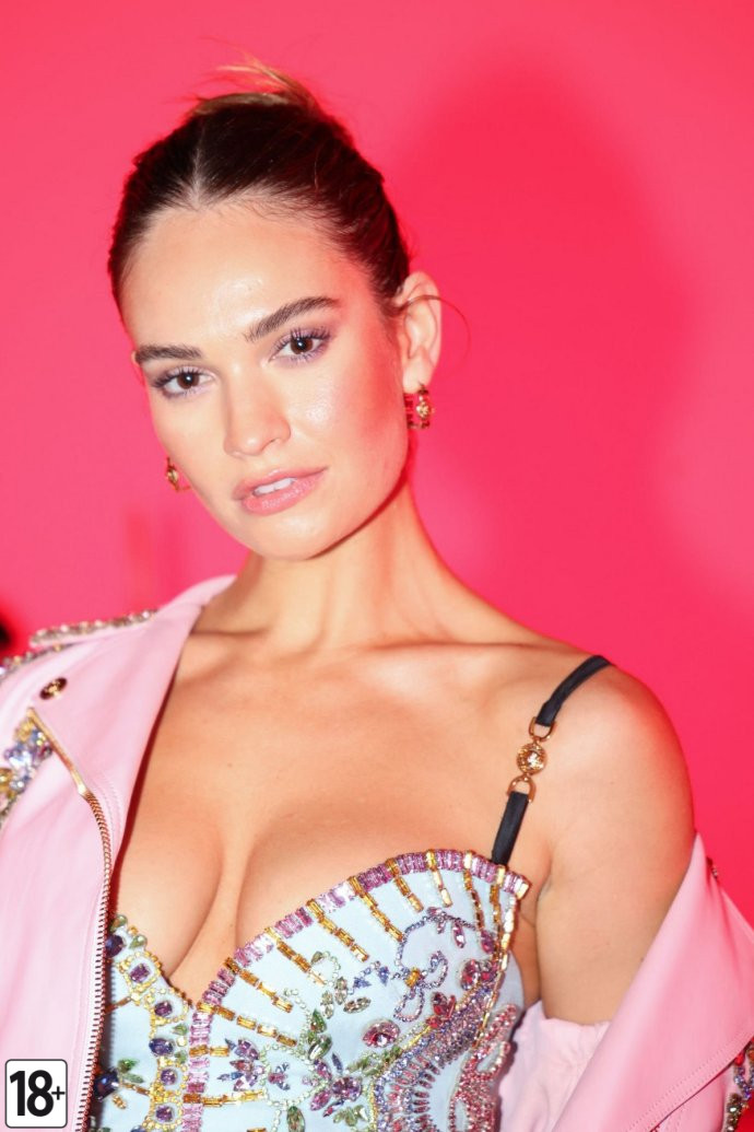 Актриса Lily James в сексуальном наряде