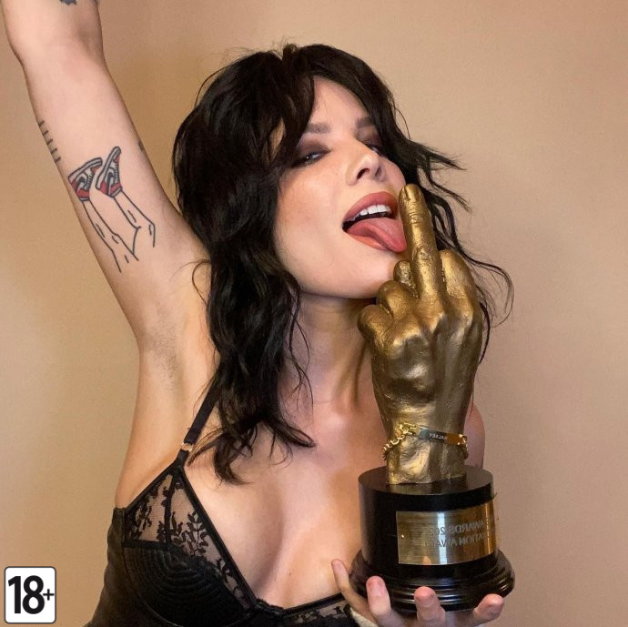 Активистка Halsey на фото в социальных сетях