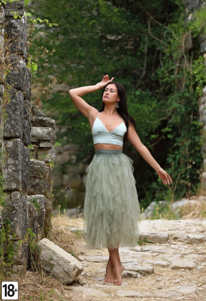 Брюнетка без трусиков на прогулке