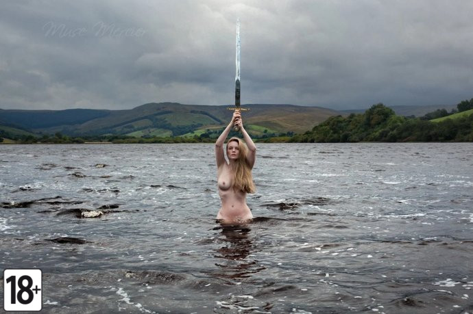 Голые красотки делают обнажённые селфи