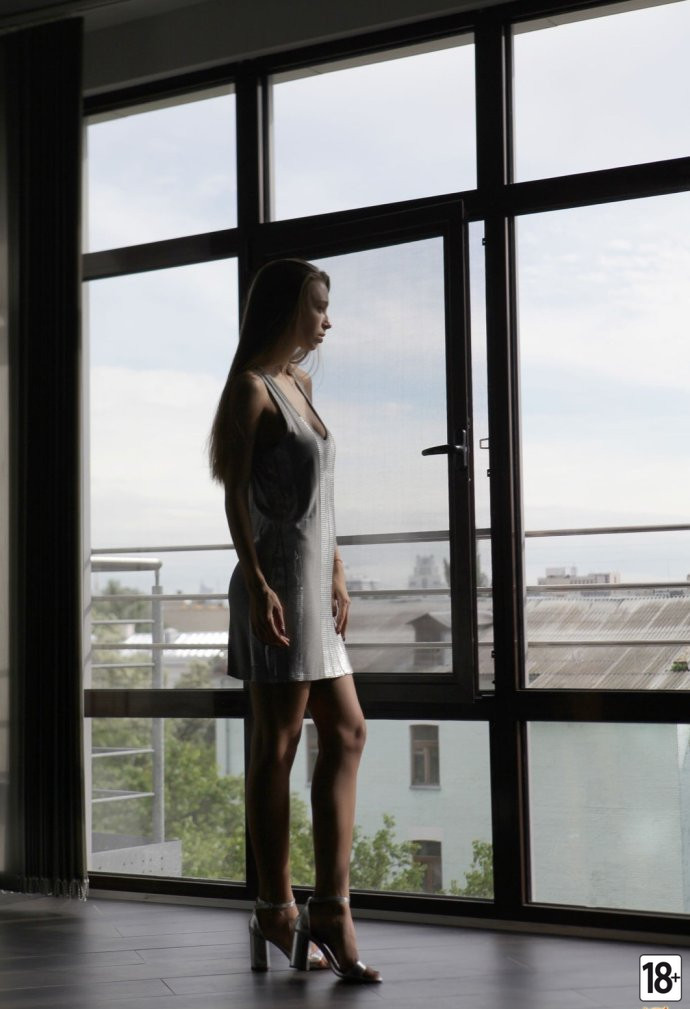 Крутая девушка бродит голой по дому.