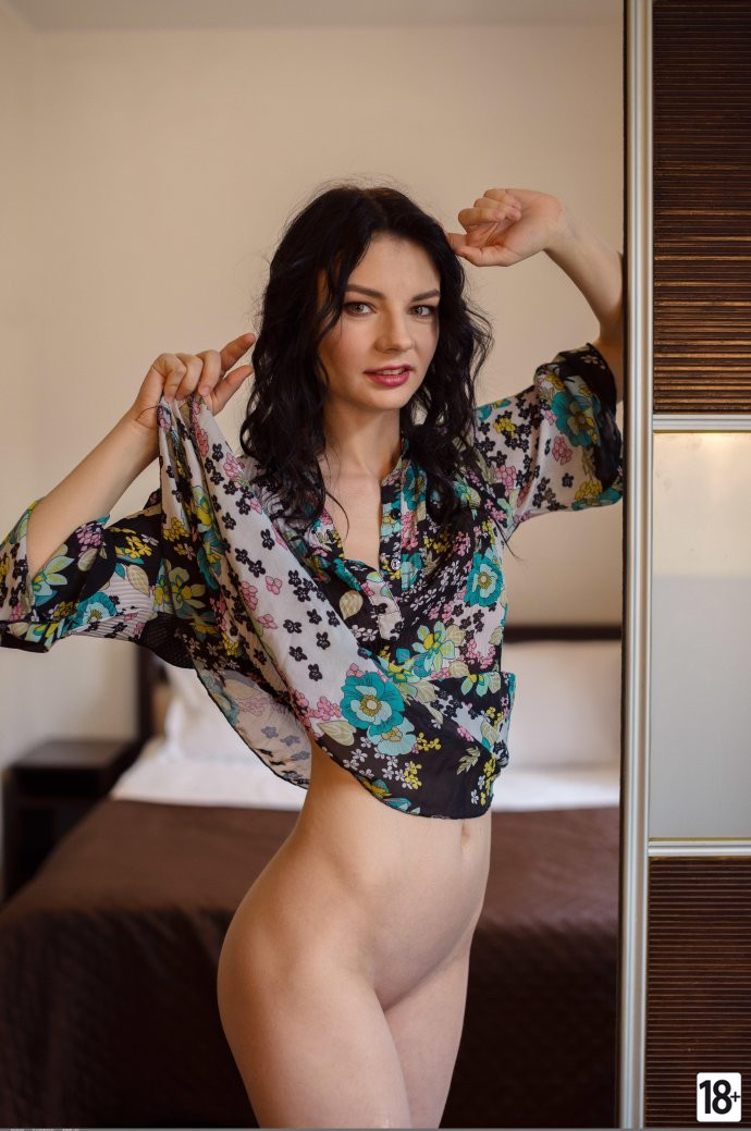 Фото: Изящная брюнетка Seemona