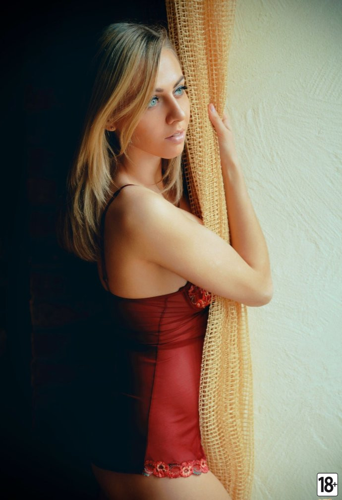 Красивая девушка с большой и упругой грудью.