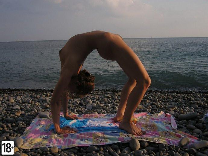 Отпуск девушек без одежды на свежем воздухе.