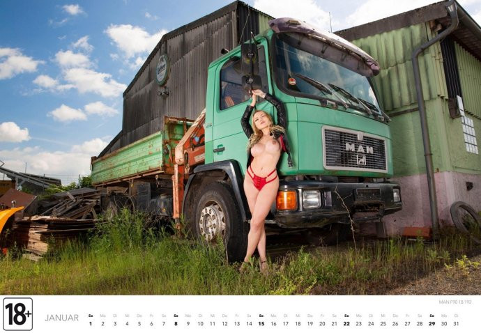 Голые девушки и грузовики в календаре «Trucker-Träume Kalender»