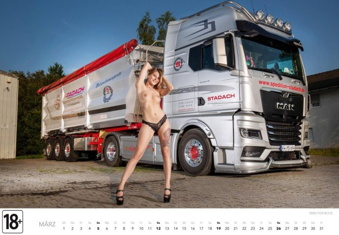 Голые девушки и грузовики в календаре «Trucker-Träume Kalender»