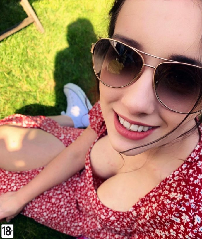 Девушки в легких летних платьях