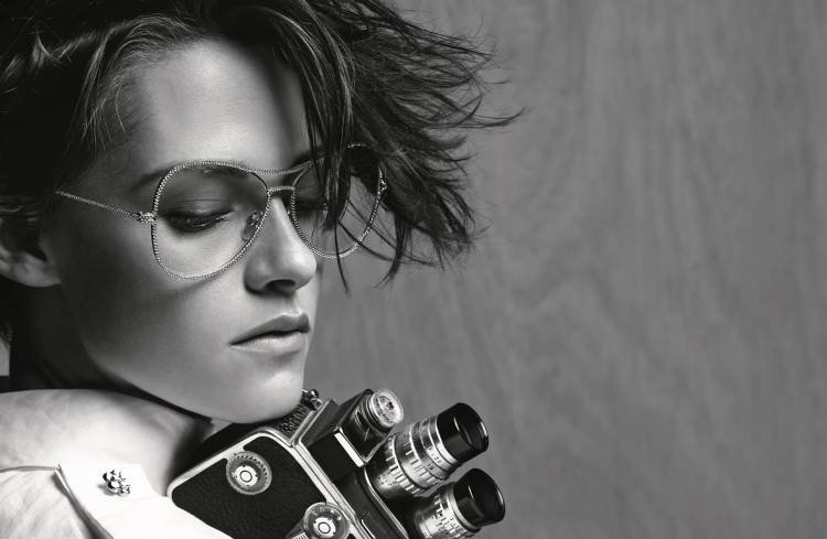 Обои на рабочий стол  Kristen Stewart, девушка, актриса, причёска, очки, камера, чёрно-белое