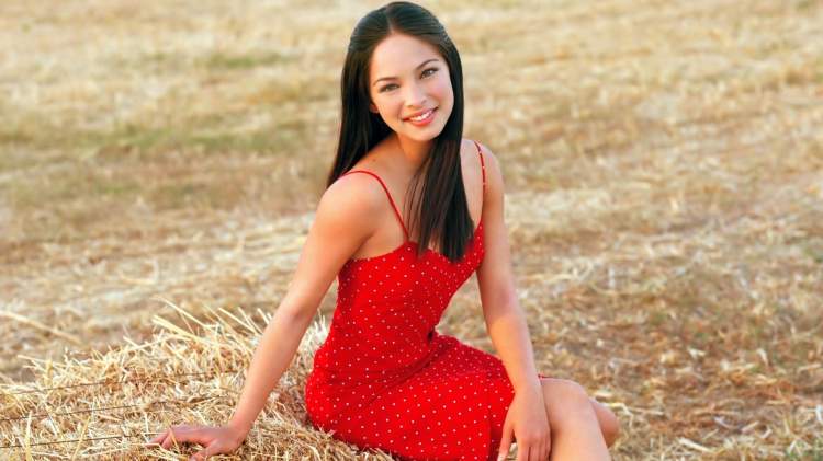 Обои на рабочий стол  Kristin Kreuk, девушка, брюнетка, лицо, улыбка, красное платье