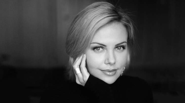 Обои на рабочий стол  шарлиз терон, charlize theron, актриса, девушка, ч.б.