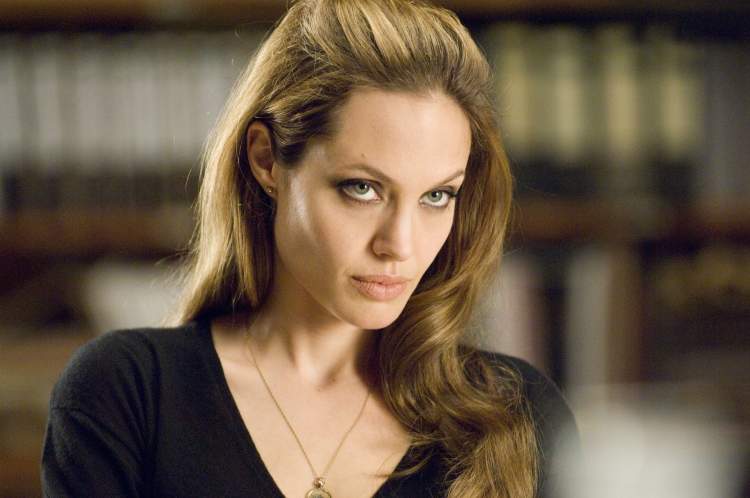 Обои на рабочий стол  анджелина джоли, портрет, актриса, девушка, angelina jolie