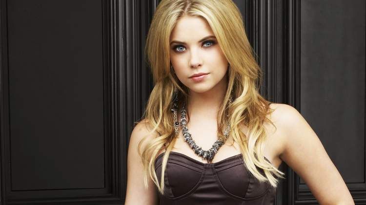 Обои на рабочий стол  эшли бенсон, девушка, актриса, блондинка, ashley benson, портрет